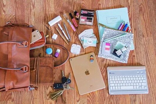 The bag on the table. Сумка для студентки вуза. things in a bag. what in my bag. what&#039;s in my bag.