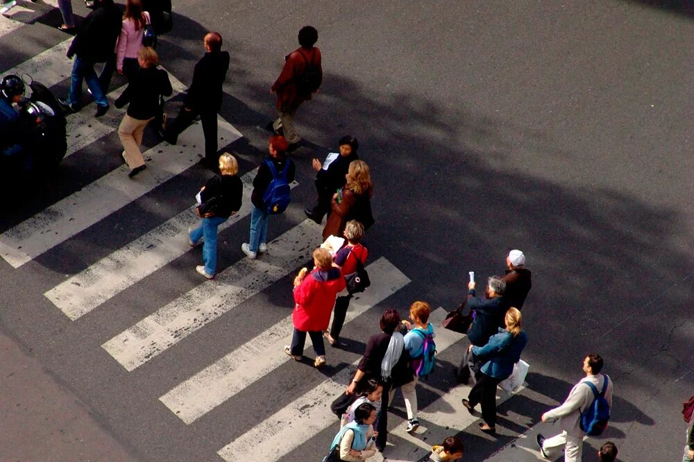 Люди на переходе. Люди на пешеходном переходе. Толпа людей на пешеходном переходе. Человек-Зебра. Переход людей из одних общественных