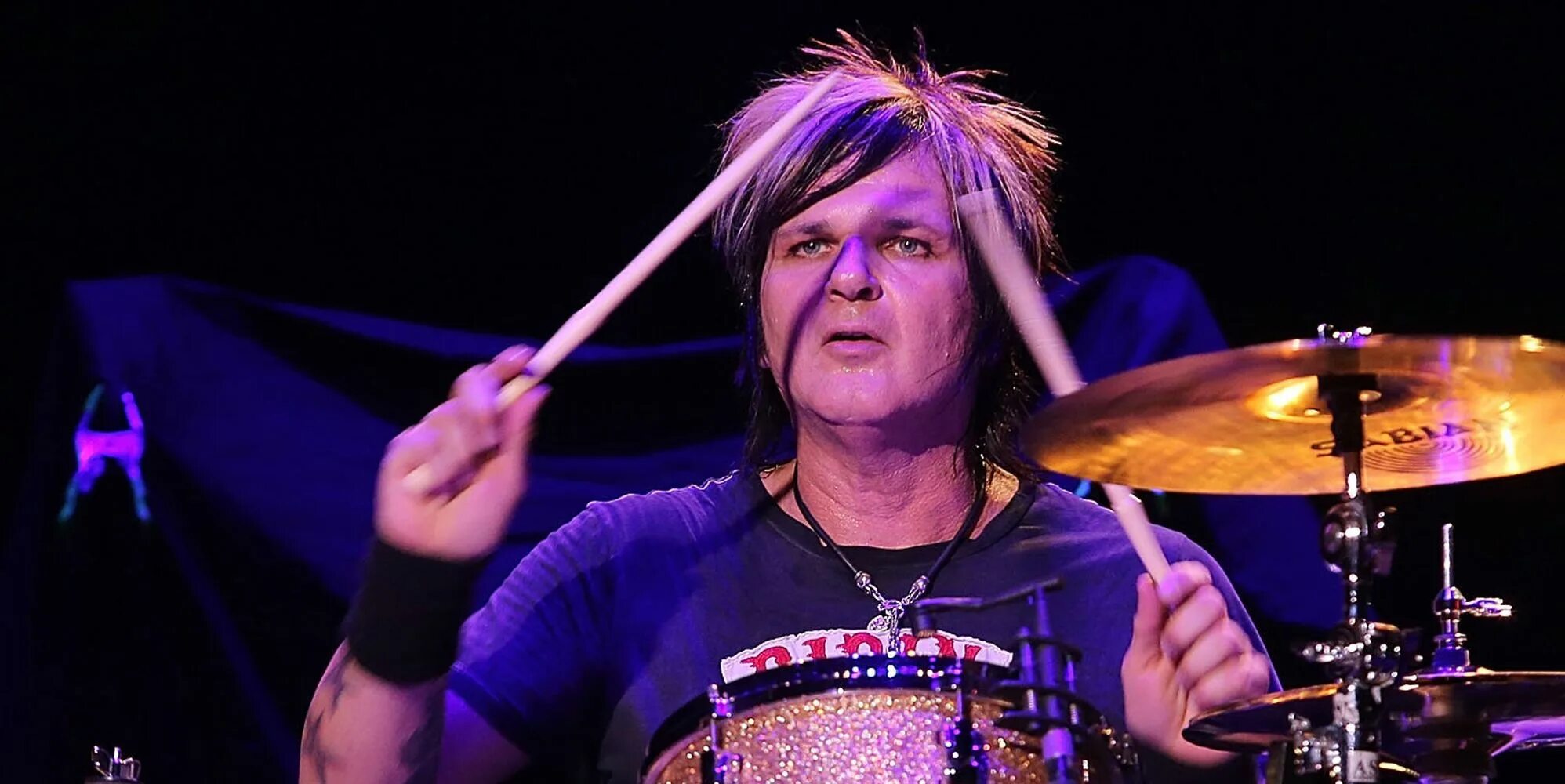 песня а ты пустила яд. девушка со змеей в пустыне. ты змея. песня а ты пустила яд. пустила яд.