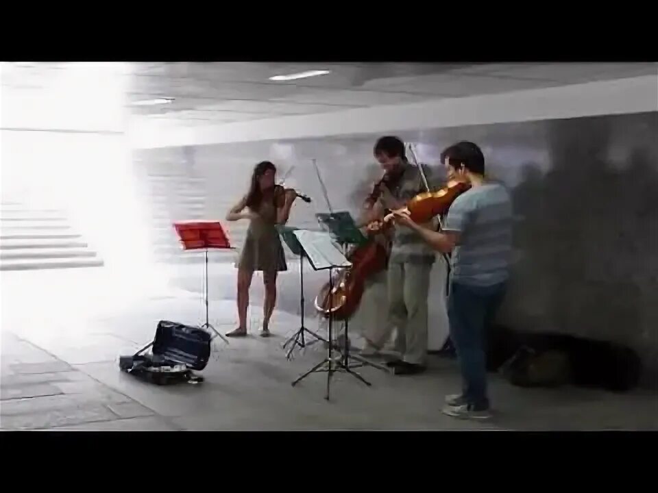 Сыграют в переходе. Скрипач в переходе. Сыграют в переходе. Сыграют в переходе. Играет в переходе.