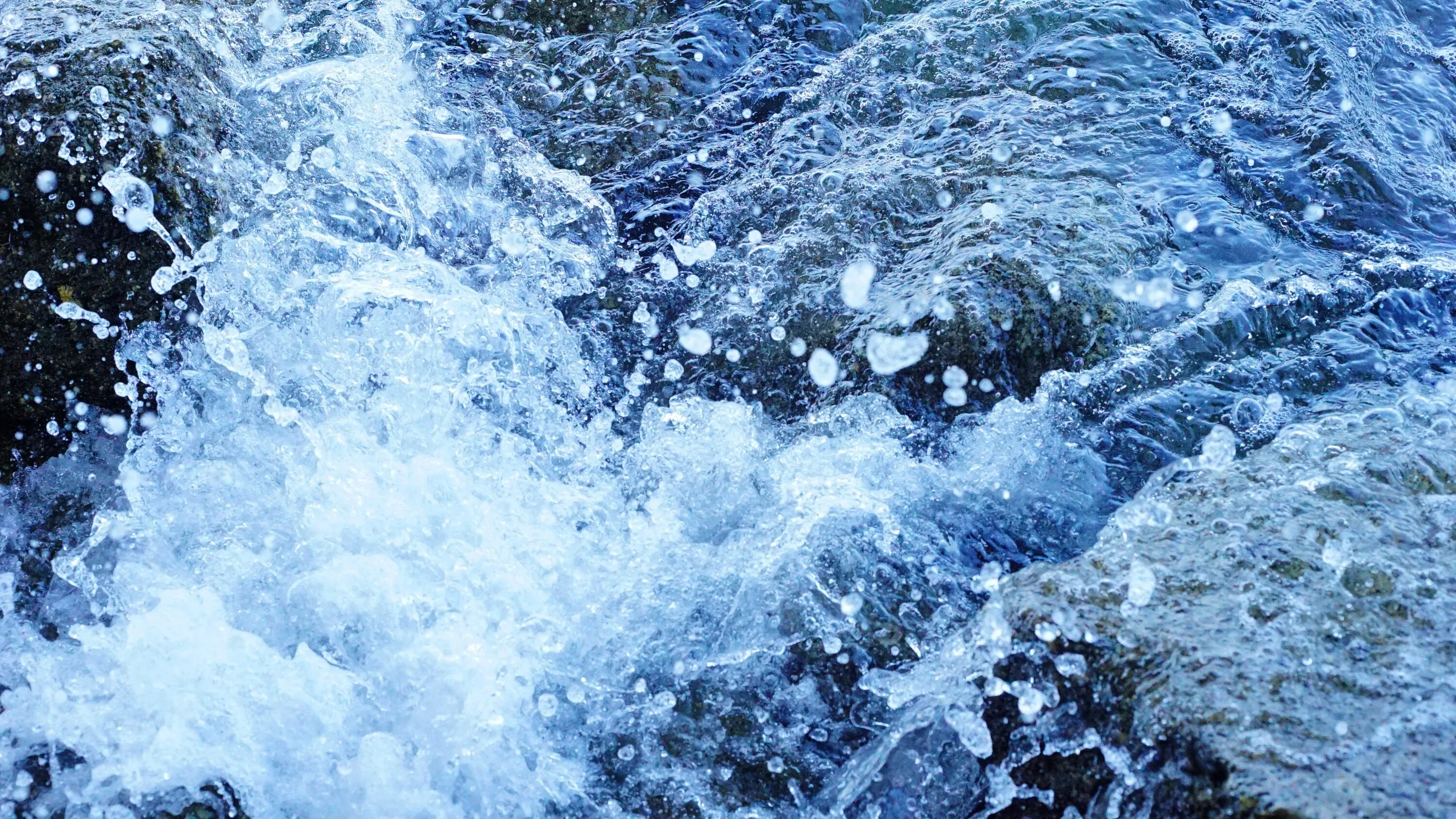 Текущая вода слушать. Мощь природы вода. Чистая вода фото снег. Поток воды фото клипарт. Freezing Water in the River.