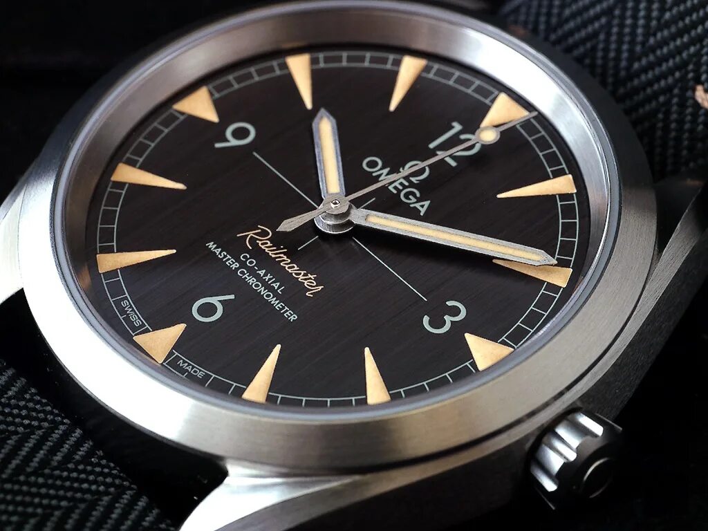 Omega railmaster. Omega railmaster chronometer. omega railmaster xxl. omega ref. 21032422006001. railmaster watch.
