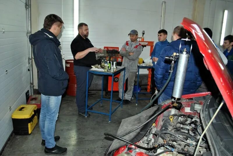 Автомеханика барнаул на павловском тракте. Форма автомеханика. Автомеханика барнаул. Автомеханик в америке. Автомеханика барнаул.