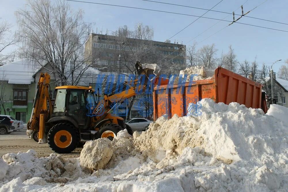 Дорога очищена от снега. Уборка снега. Очистка дорог от снега. Уборка снега во дворах. Очистка снега в городе.