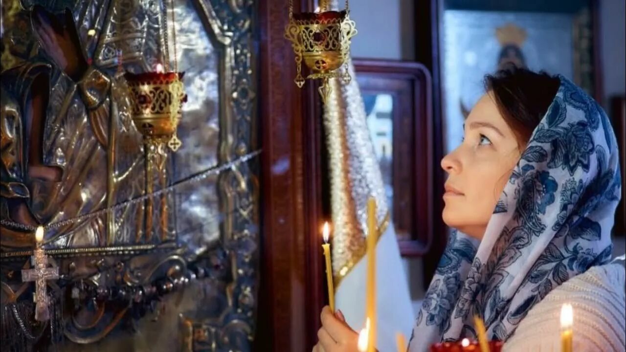 Человек перед иконой. Молитва перед иконой богоматери всецарица. Молитва о здравии божией матери всецарица. Самая сильная молитва о здравии болящего близкого человека. Исцелении перед иконой от.