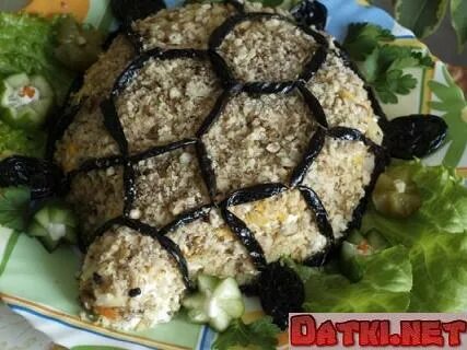 Черепашка салат с черносливом и курицей грецкими