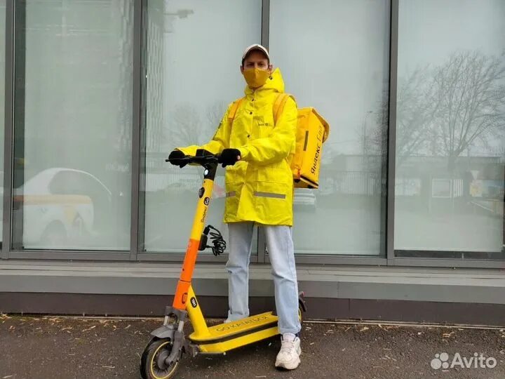 Автокурьер в самокат. Электросамокат для курьера. доставщик самокат. электросамокат доставщика.