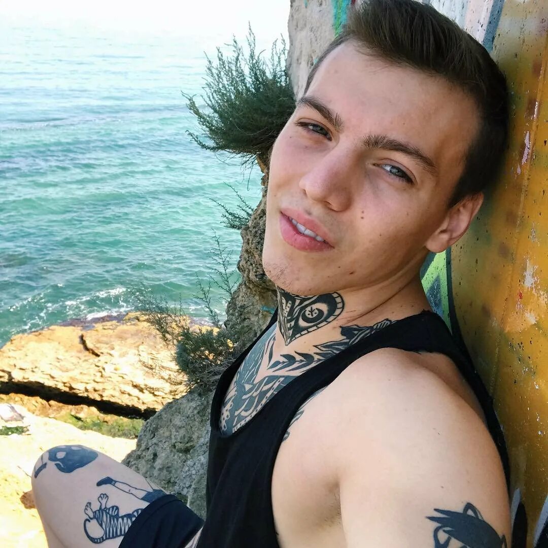 Татуировки блоггеров девушек. Тату блогеров. Kuznetsov певец. Джиджи и шейдлина. Тату блогеров.