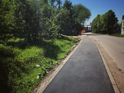 Вдоль тротуаров