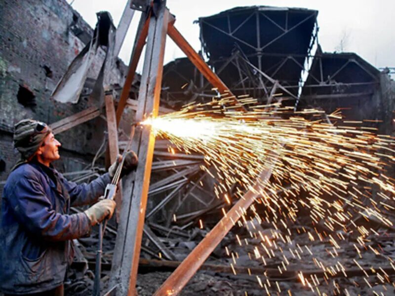 Газорезчик. Услуги резчика. Демонтаж металлических конструкций. Демонтаж металлических конструкций. Резка металлолома.