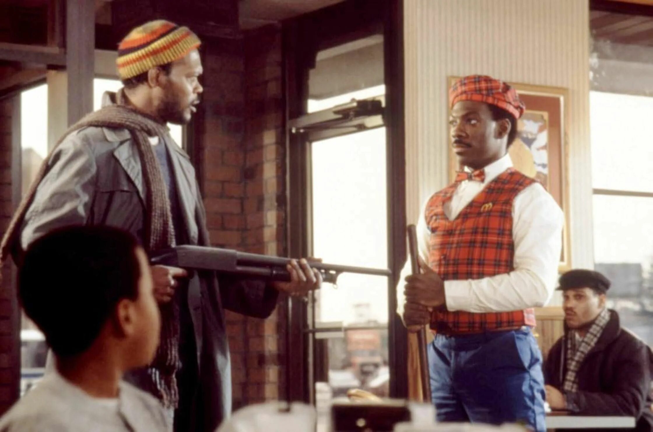1988 coming to america samuel l jackson. Уэсли снайпс поездка в америку 2. Эдди мерфи принц замунды. Coming to the movies. Coming to america poster.