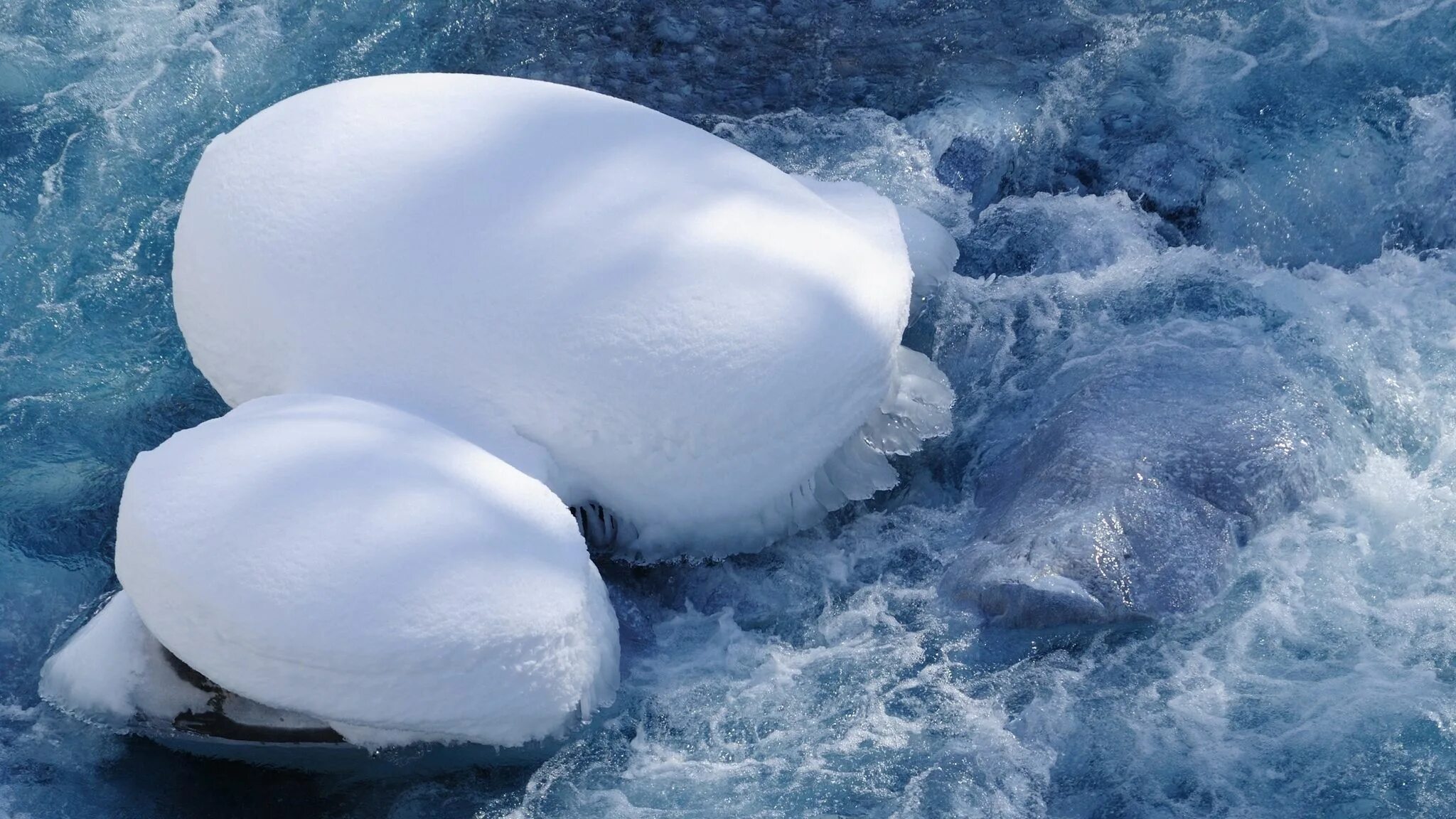 Вода зимой. Снег и лед. Снег и вода. Сугроб лед. Запас воды в снеге