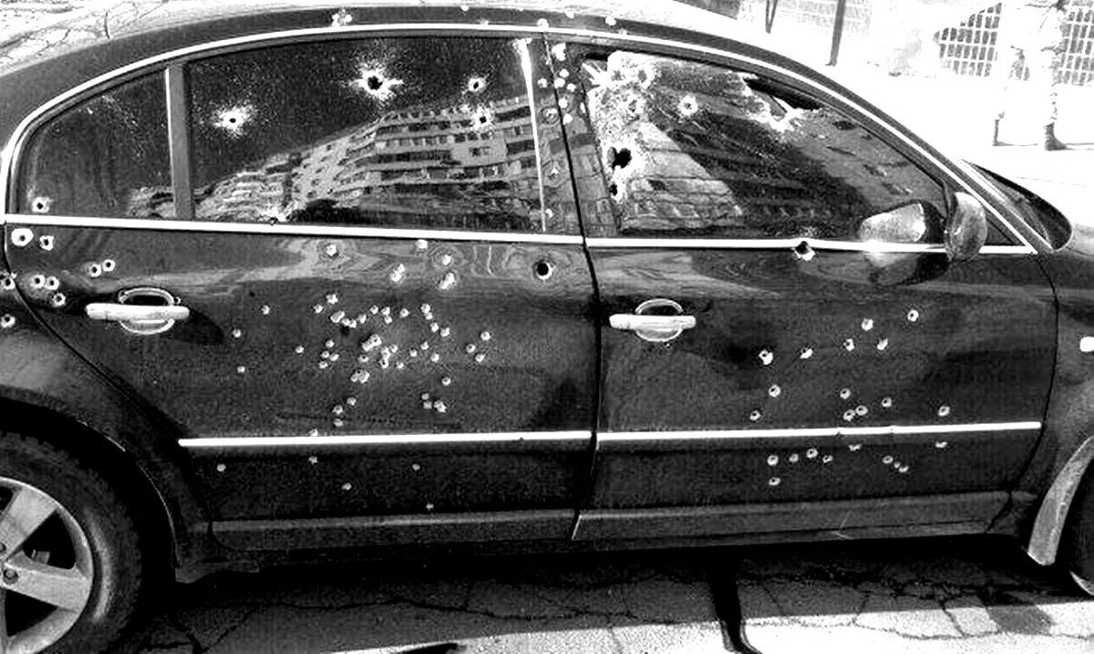 Расстрелянные пули. Обстреляли машину. Обстрелянная машина. Расстрелянный автомобиль. Оружие убийства царской семьи.