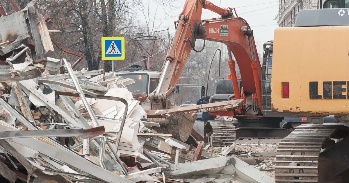 Снос незаконных построек. Незаконные постройки сносят в москве. Снос самостроя в москве. Демонтаж незаконных построек. Снесенный самострой.