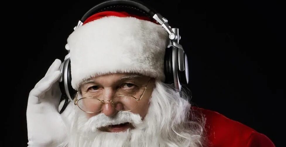 Старик. Надпись на кружку дедушке. Дед звучать. Человек слушает музыку. Дед звучать.