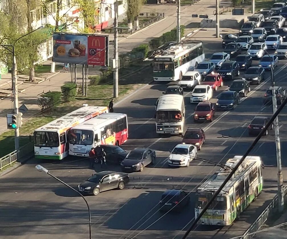 Что творится на дорогах. ДТП Воронеж Ленинский проспект. ДТП Воронеж на Ленинском проспекте. Авария на Ленинском проспекте Воронеж. Пробки на Московском проспекте Воронеж.