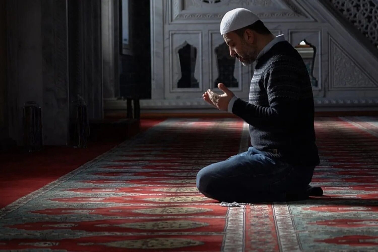 Почему мусульмане совершают намаз. Мусульманин молится. Люди в мечети. Что такое намаз у мусульман. Мужчина в мечети.