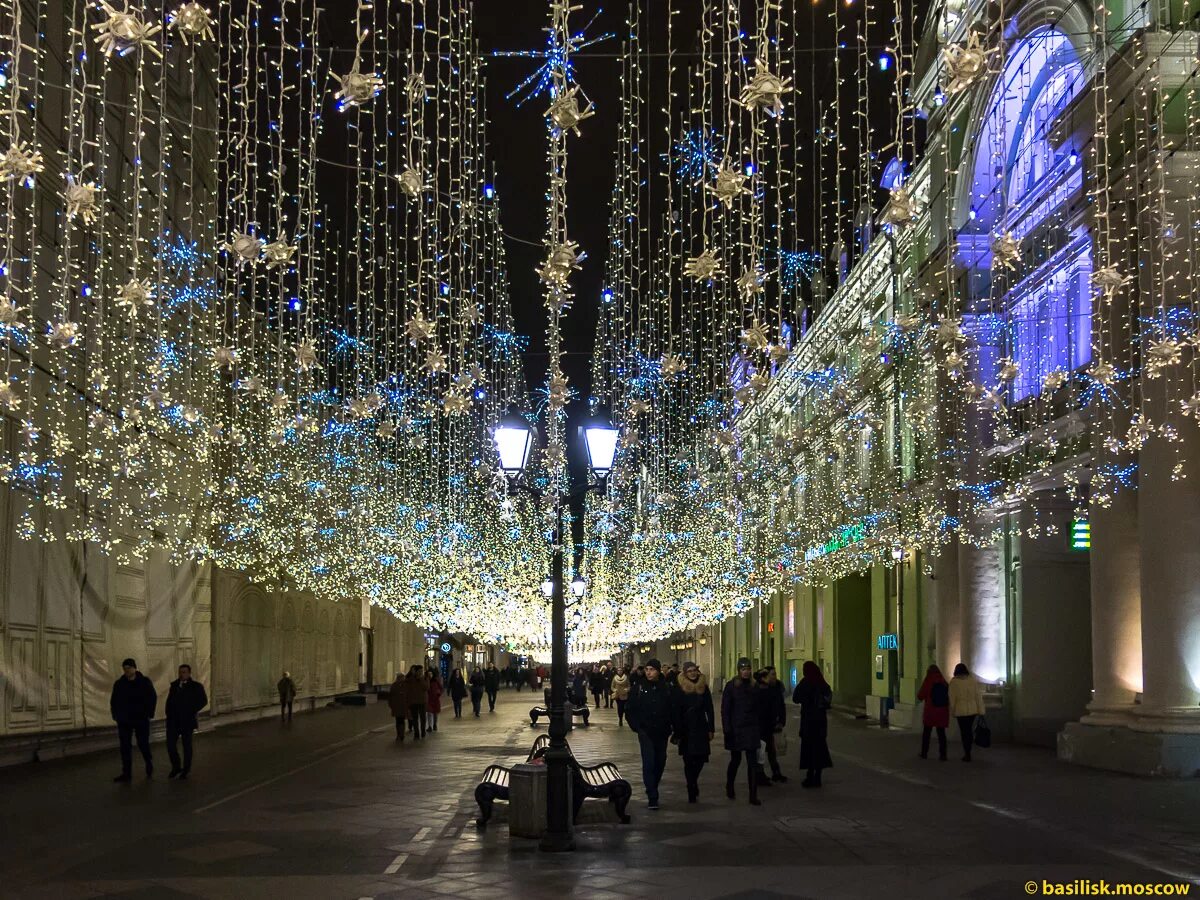 Москва где украсили. Никольская улица Москва. Новогодняя Никольская улица. Зимняя Никольская улица 2020. Никольская улица Москва новый год.