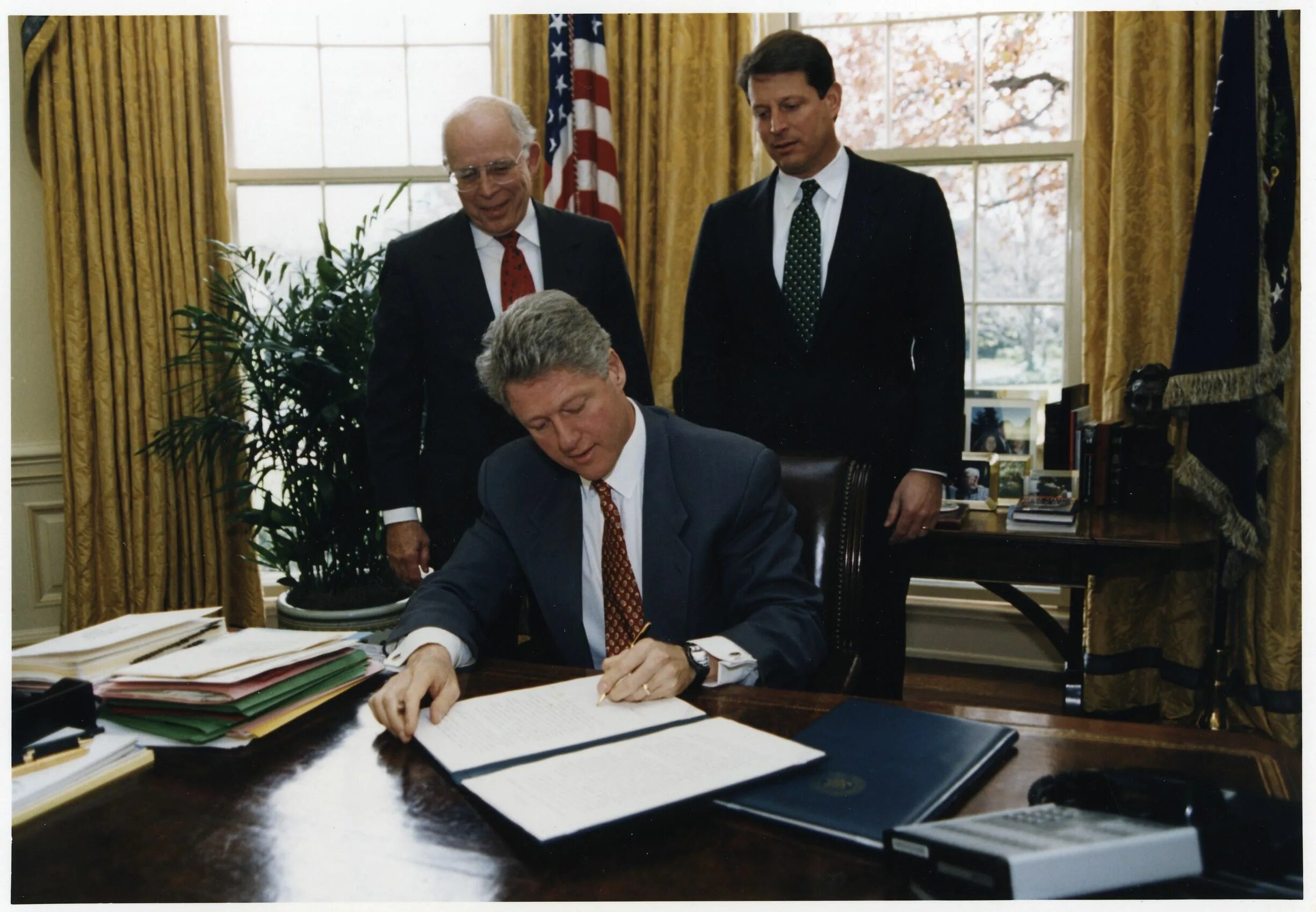 Билл Клинтон подписывает бумаги. Билл Клинтон подписывает. Билл Клинтон подписывает указ. Подпись Клинтона. Executive order