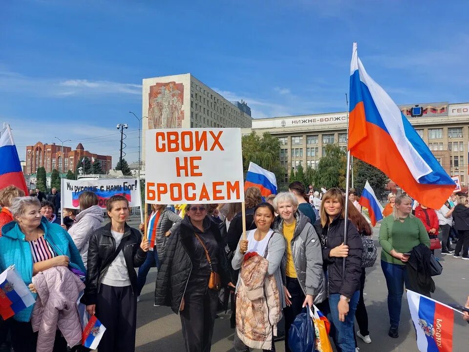 Митинг в поддержку Донбасса. Протесты на Донбассе 2014. Единая Россия Саратов митинг. Донбасс город. Игра митинг