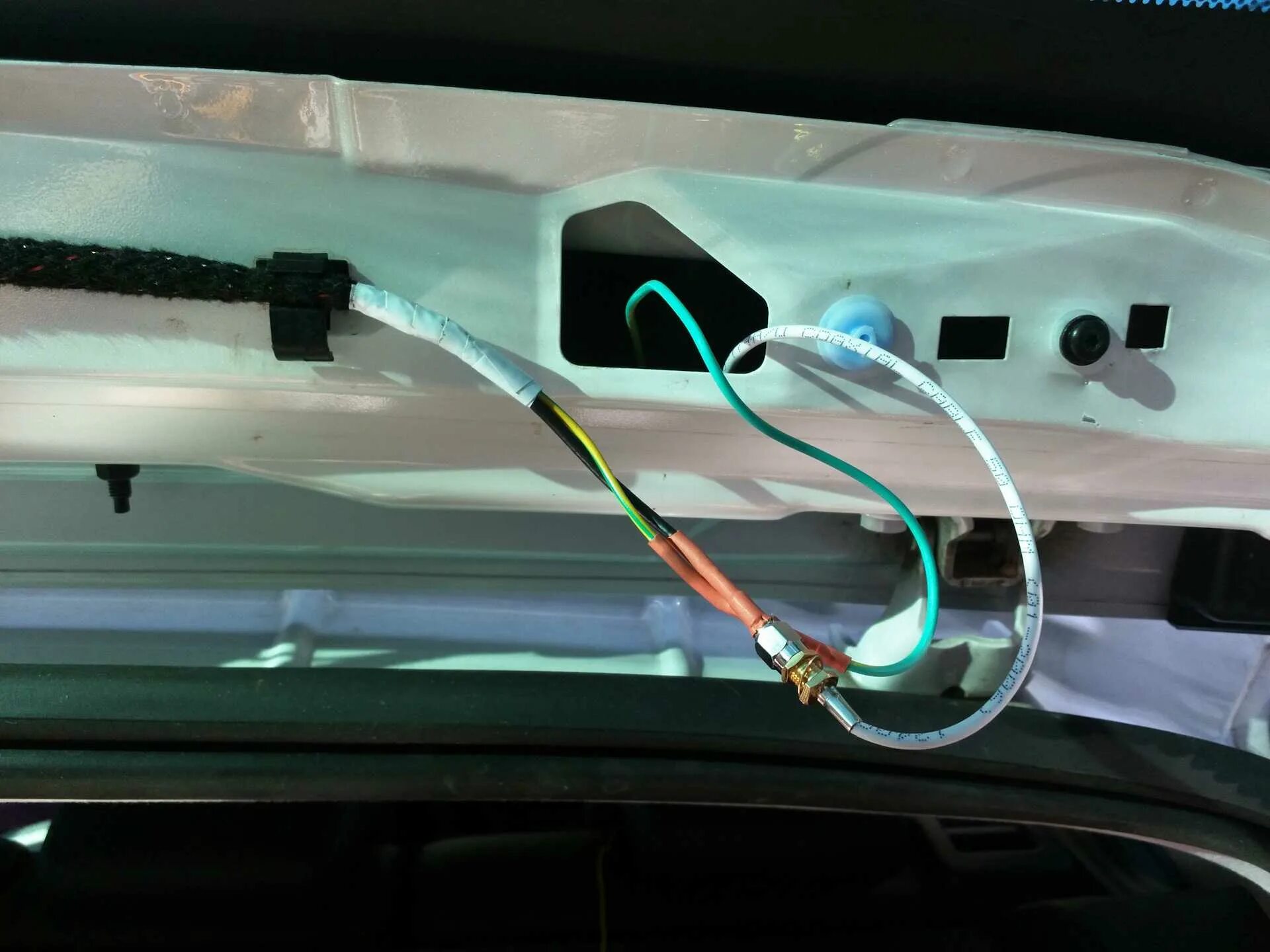 Плохой сигнал автомобильной антенны. Автомобиль radio. Рация в дастер. Плохо работает радио в машине. Антенна радио солярис 2011.