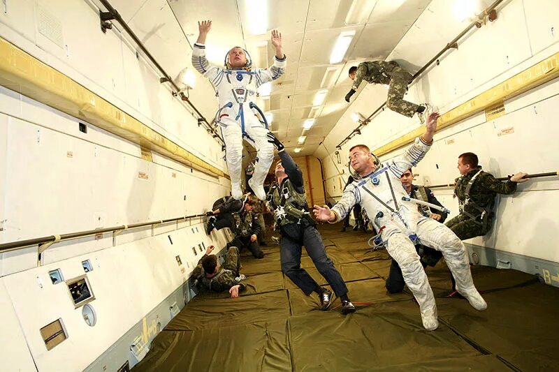 создание невесомости в самолете. самолет-лаборатория ил-76 мдк. полеты в невесомости на ил 76 мдк. ил 76 центр подготовки космонавтов. ил 76 центр подготовки космонавтов.