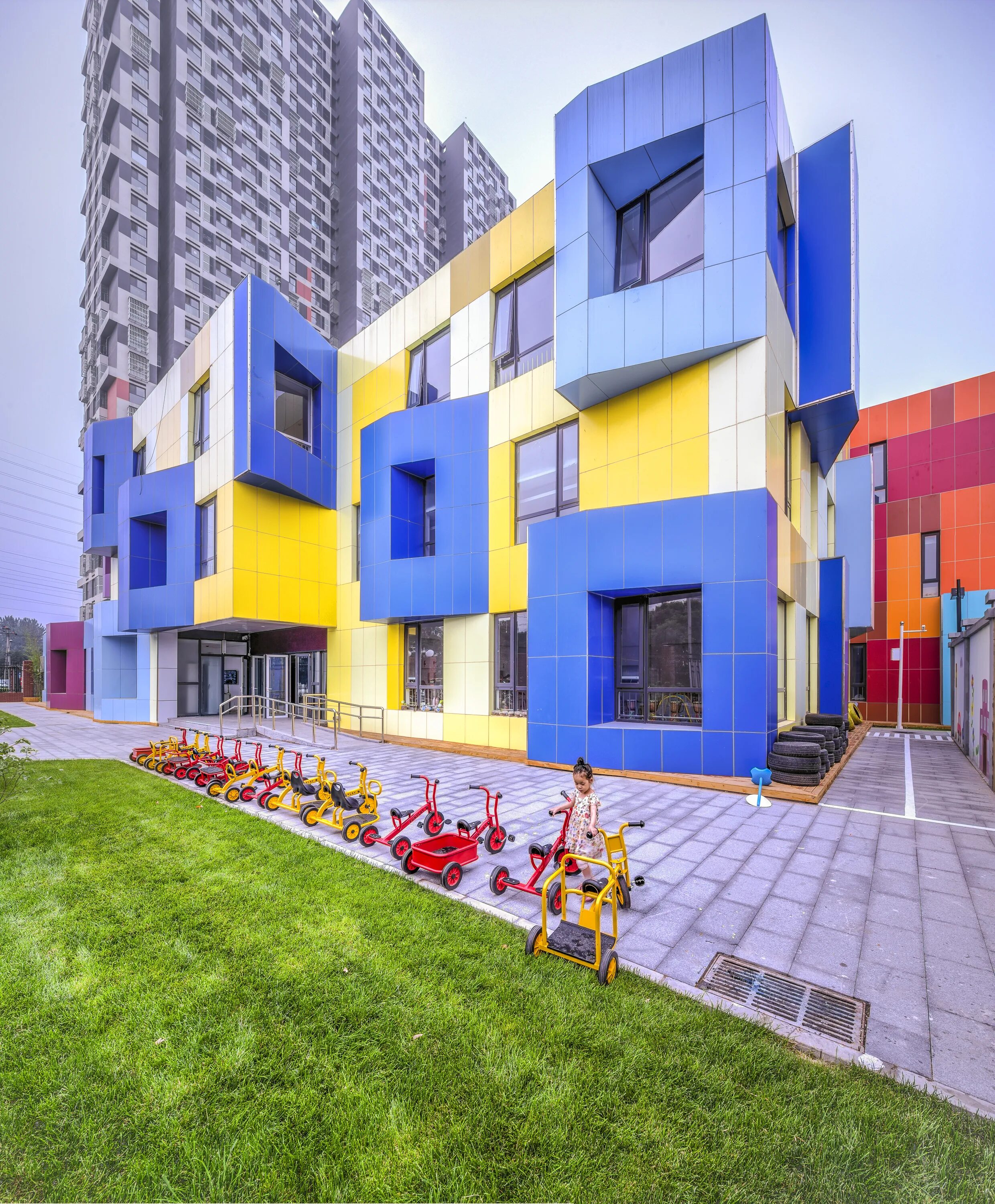 Фасад сада. Разноцветные здания. Детский сад фасад. Современный детский сад. Детский сад фасады современные.