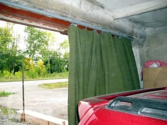 Шторы гаражные брезентовые. Как закрепить штору в гараже. Брезентовые шторы в гараж. Штора в гараж на ворота. Штора из брезента в гараж.