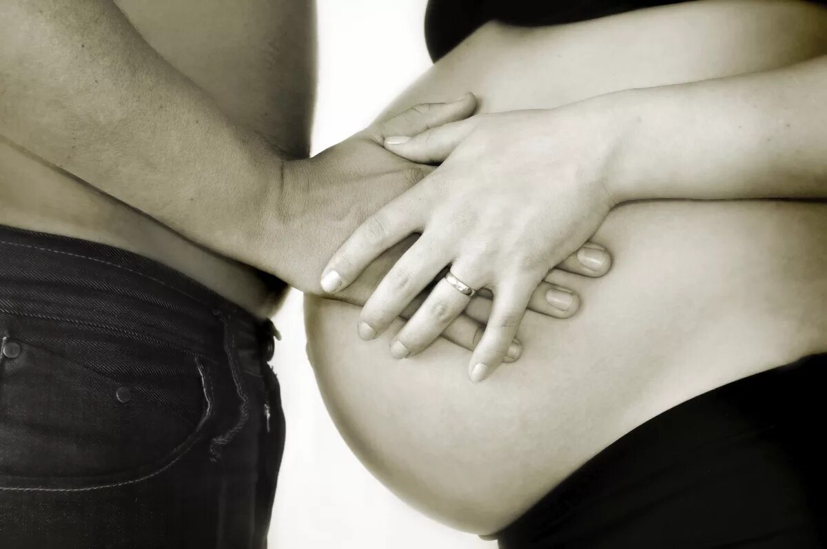 Желание забеременеть. Обнимает беременную. Мужская рука на животике. Картинка беременной. Беременный живот.