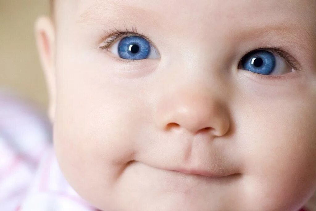 Почему у ребенка голубые глаза. Косоглазие у детей. Дети с голубыми глазами. Глаза ребенка. Косоглазие у грудничков.