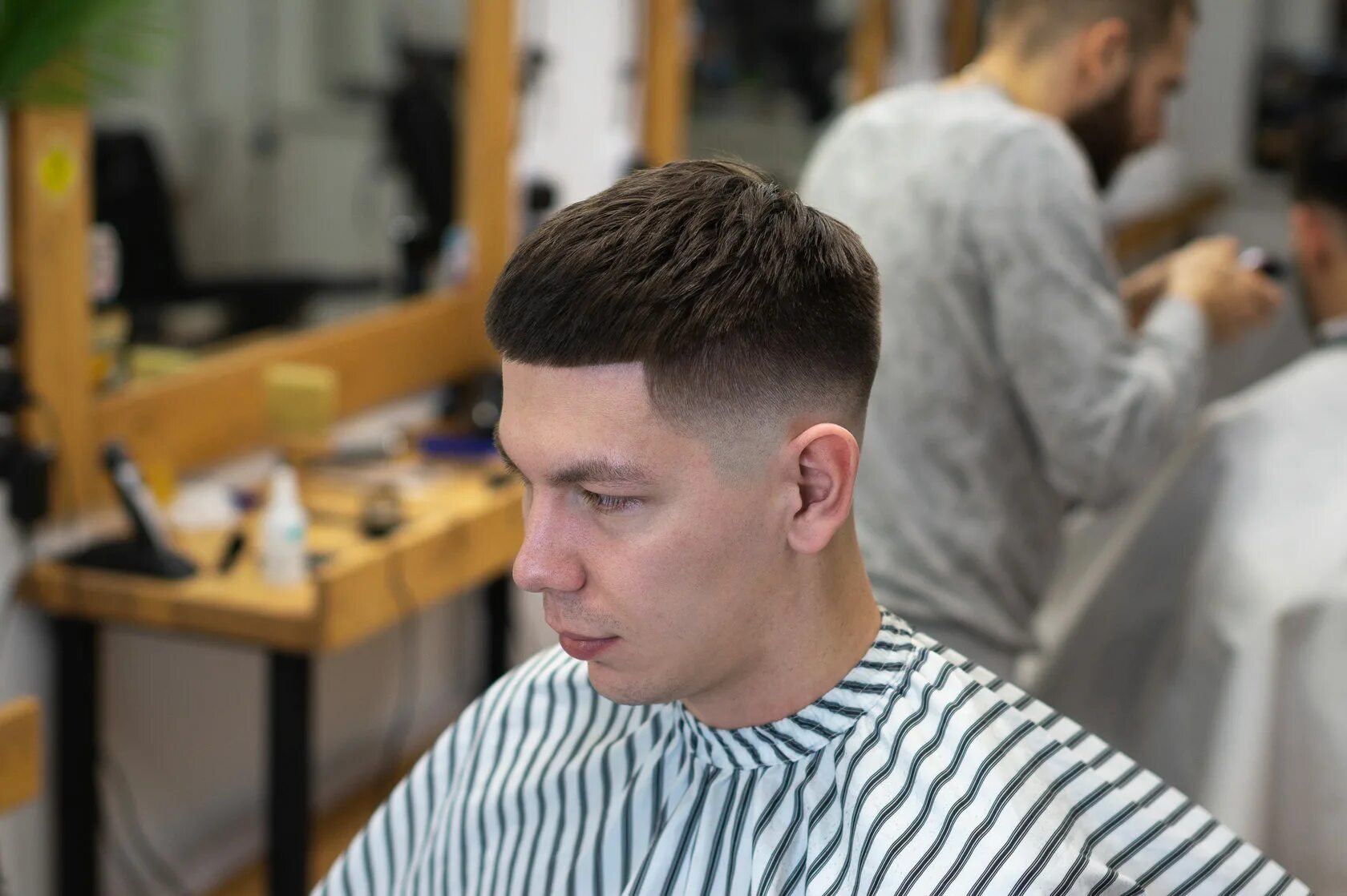парикмахер мужской прическа. мужские стрижки 2023 барбершоп. барбер нижневартовск. барбер стрижки. флэттоп флэттоп.