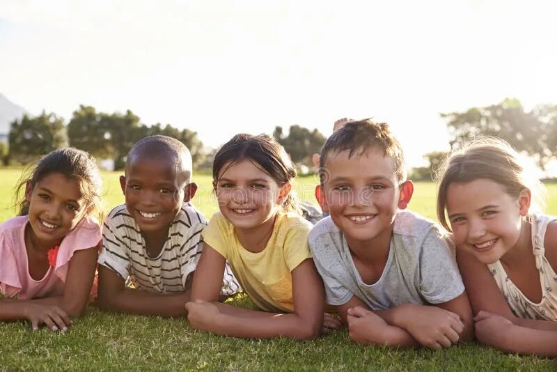 Детские танцы. Ребенок сидит в телефоне. Kids 5 9. Дети поднимают руки вверх. Many children faces.