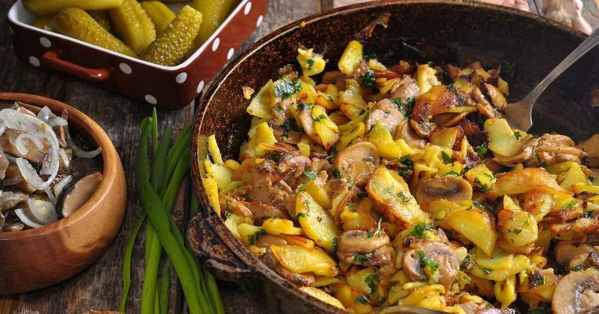 Грибы с беконом и овощами. Рецепт грибы в беконе. Фрителли с грибами. Канапе грибочки. Шампиньоны в беконе.