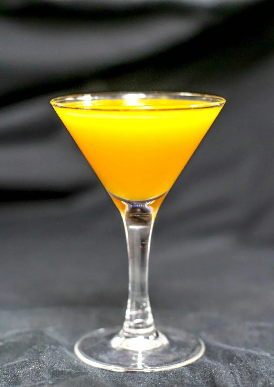 Passion fruit martini. Мартини манго. Passion Fruit Fizz коктейль. Тайский манго мартини. Коктейль Аня.