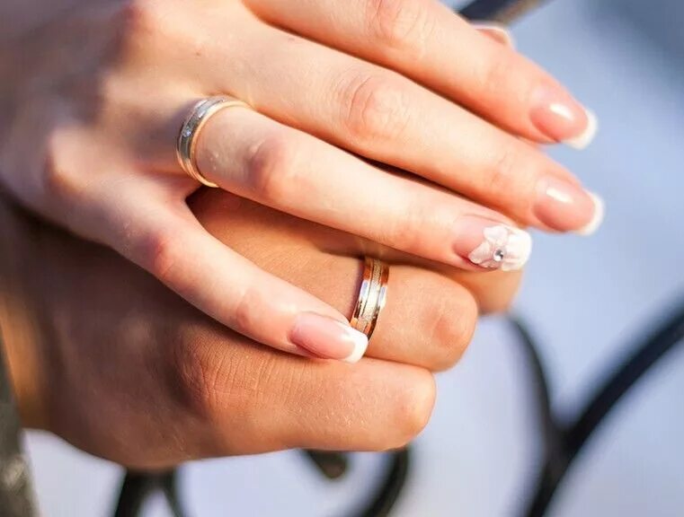 Муж обручальное кольцо. Обручальное кольцо на пальце. Свадебные кольца на пальцах. Обручальные кольца на руках. Современные обручальные кольца на руке.