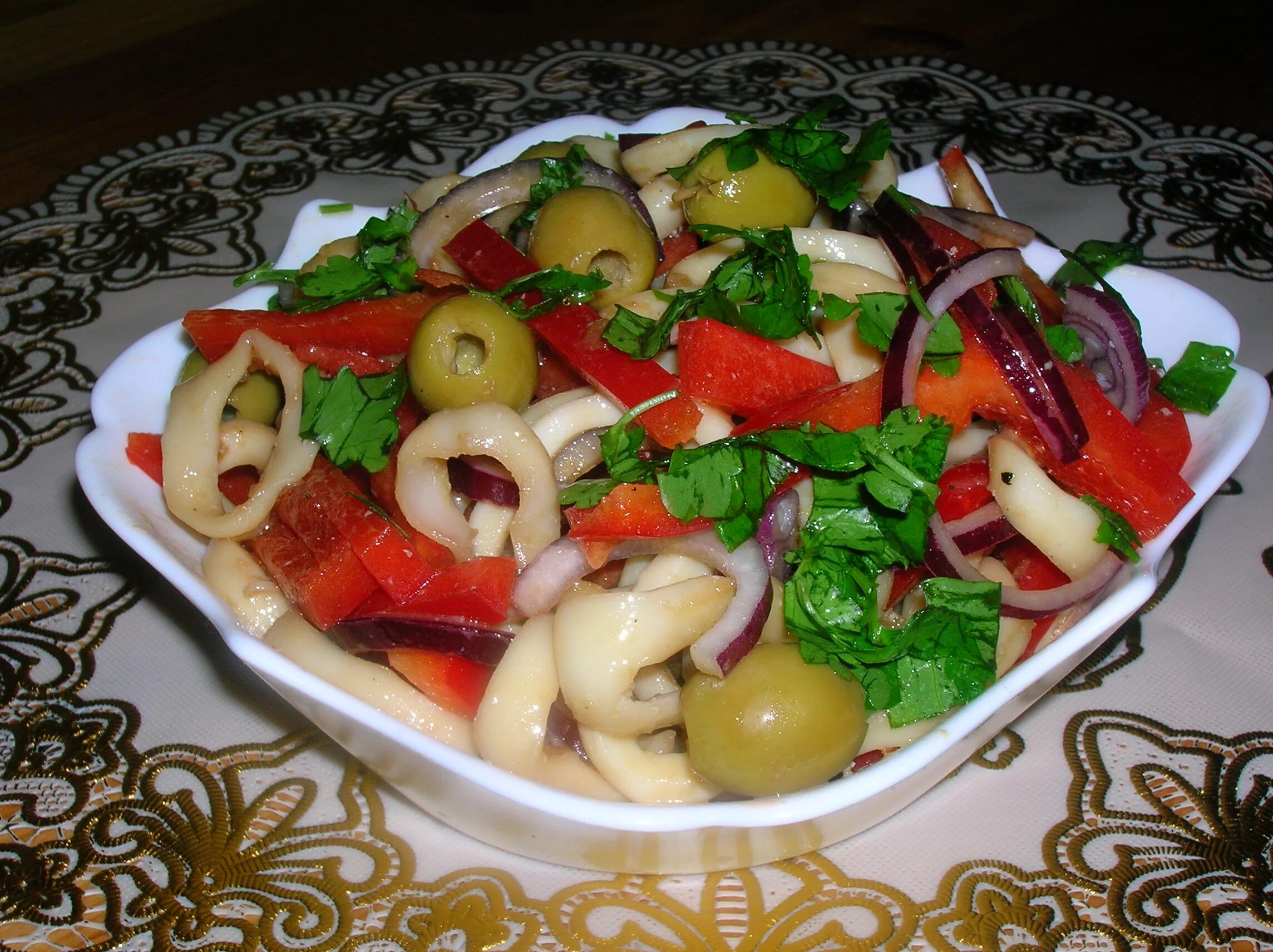 Постные салаты быстро и вкусно. Салат с кальмарами. постные салаты. салаты из кальмаров самые вкусные. постный салат с кальмарами.