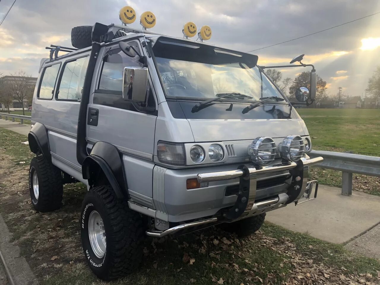 Кузов mitsubishi delica. Mitsubishi Delica 35 кузов. Шноркель на Mitsubishi Delica l300. Митсубиси Делика кирпич. Митсубиси Делика 25 кузов.