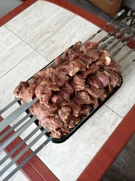 Сколько шашлыка получится из 1 кг мяса. Необычный шашлык. 1 килограмм шашлыка. шашлык из говядины. 2.5 кг шашлыка.