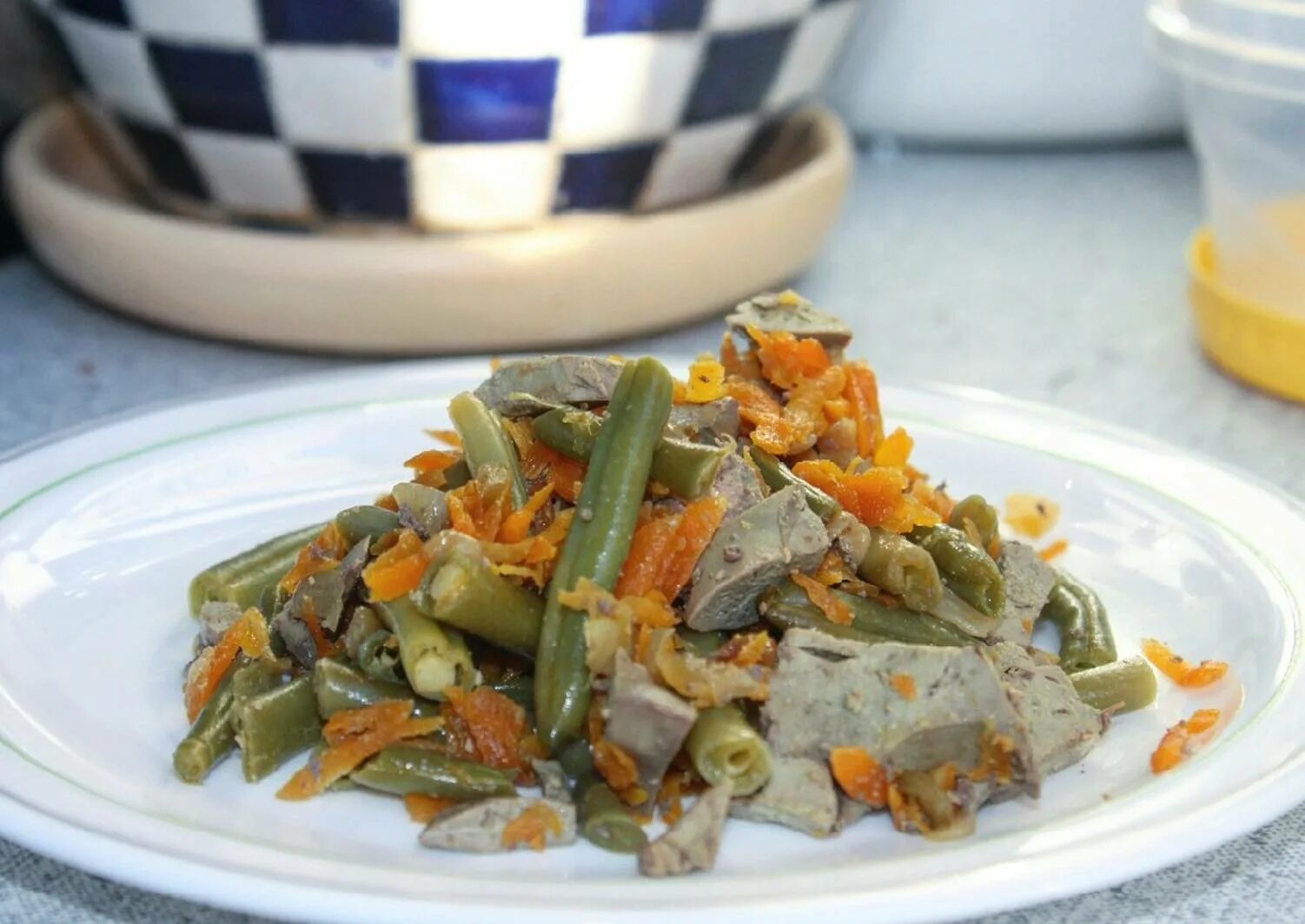 Салат с фасолью и сердцем. Салат из куриных сердечек и фасоли. Салат с куриными сердечками и фасолью. Салат с корейской морковкой и курицей и фасолью. Салат с фасолью и куриными сердечками.