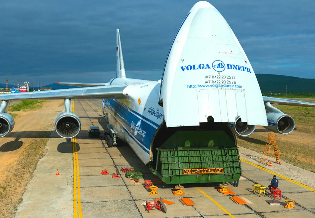 Первые грузовые самолеты. АН-124 шасси.