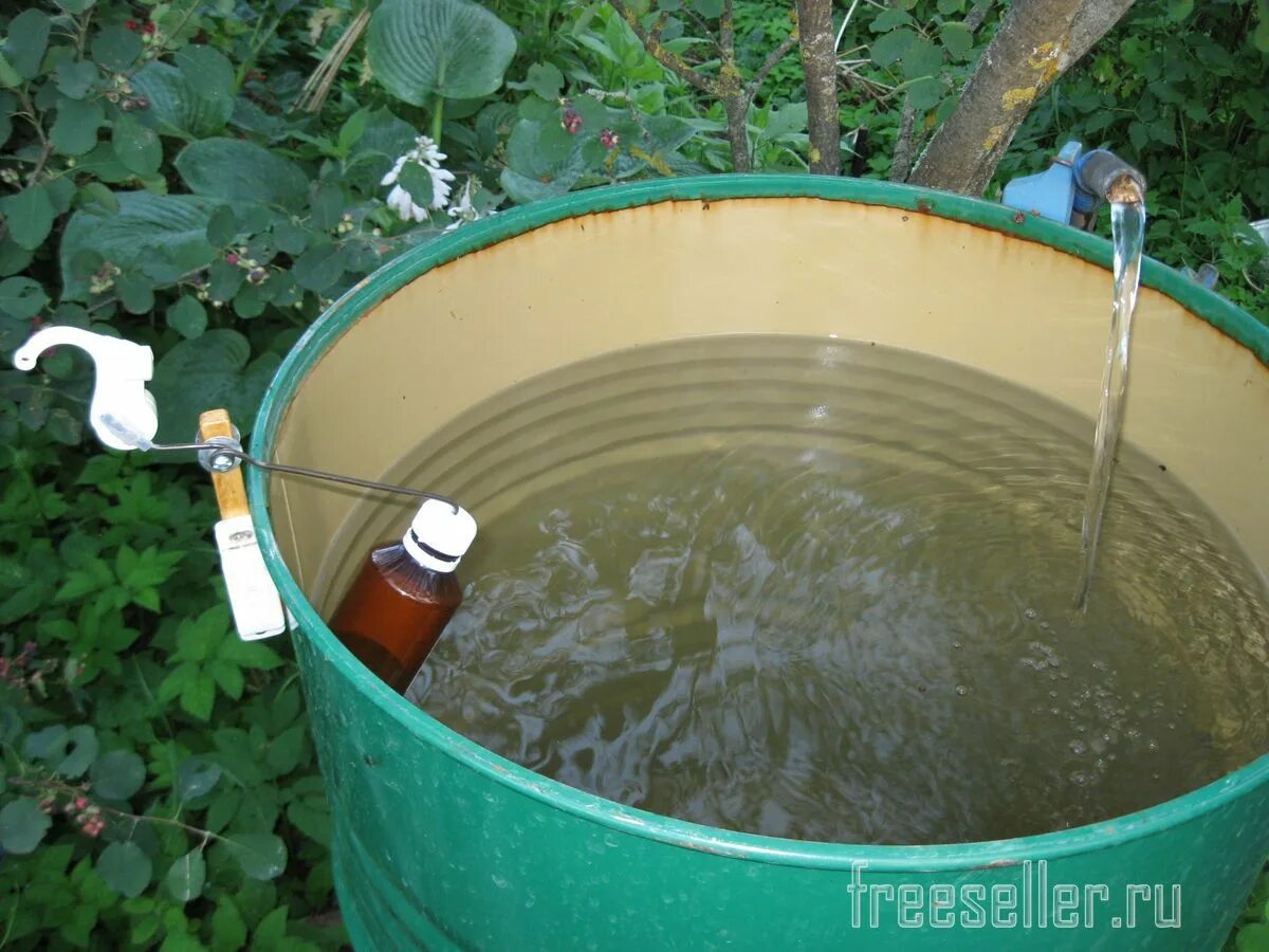 Бочка для воды. Вода в бочке. Бочки для полива. Ёмкость для воды на дачу для полива. Залив воды в бочку