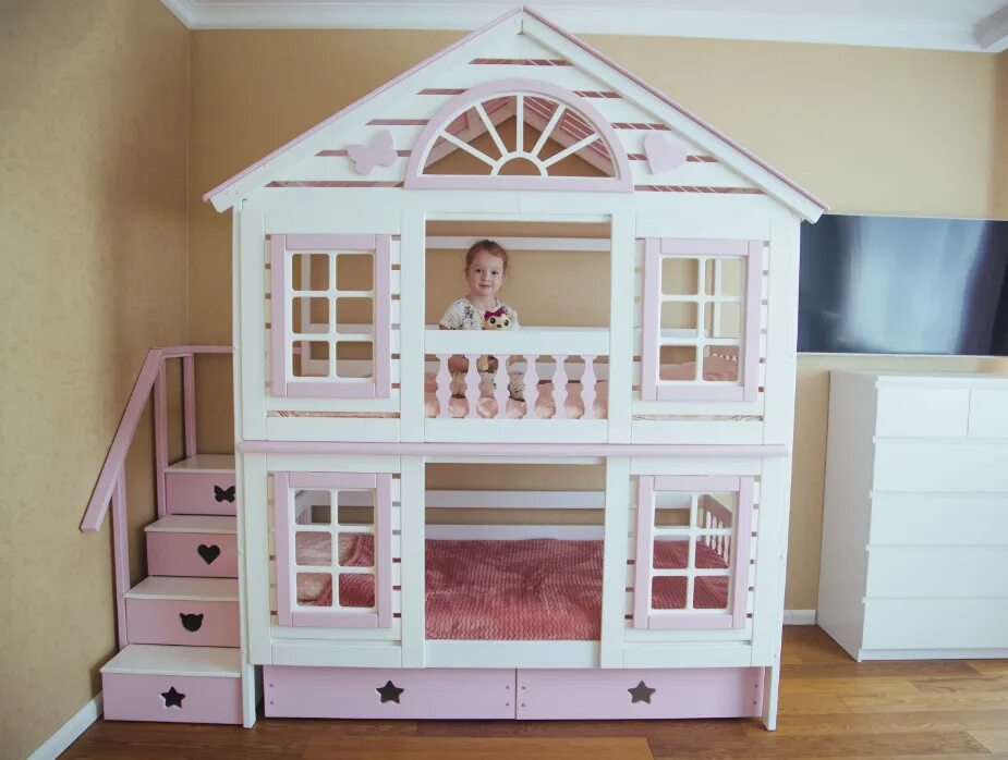 Кроватка домик 560403081540 слееп анд смиле. Кровать детская - домик. Детский домик двухэтажный. Детские домики двухэтажные. Двухъярусная кровать домик.