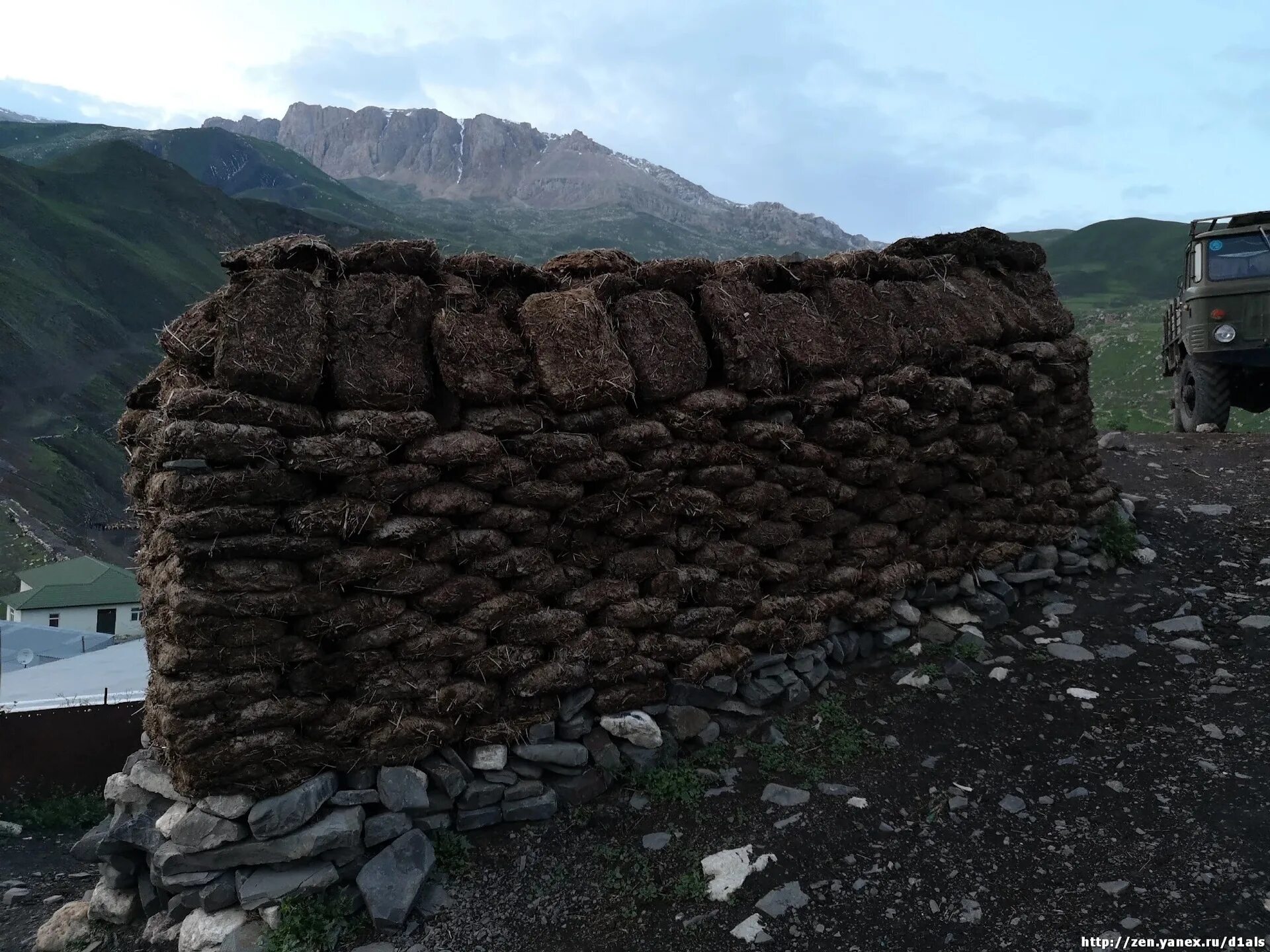 Гималаи кизяк. Кизяк. Кизяки казахстан. Кизяк в дагестане. Горы кизяка.