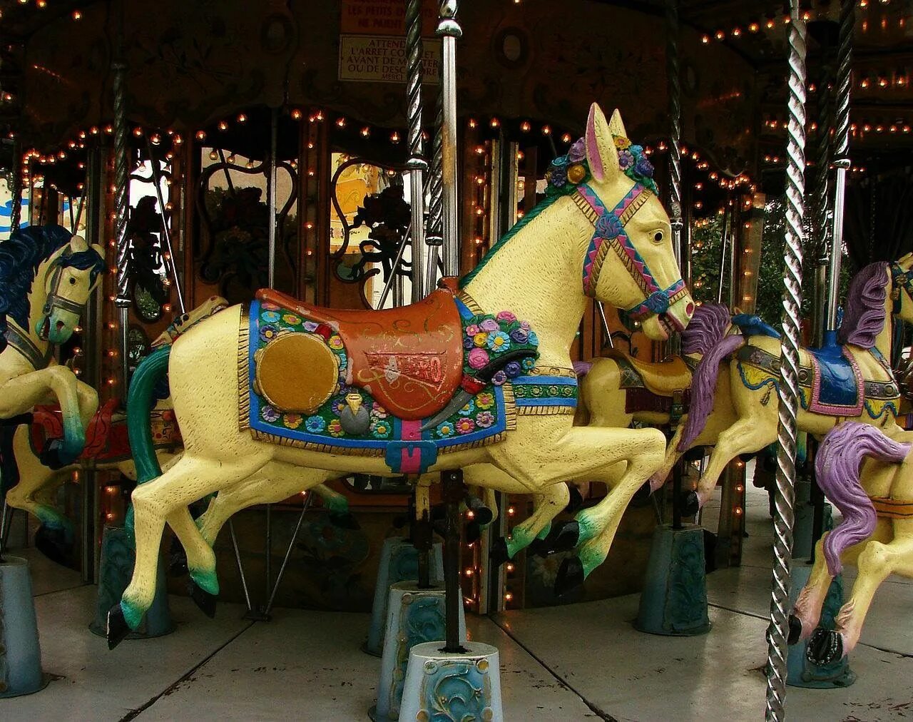 Аттракцион лошадка Merry go Round. Парк аттракционов с лошадками. Карусель с лошадками. Карусель в парке аттракционов лошадки.