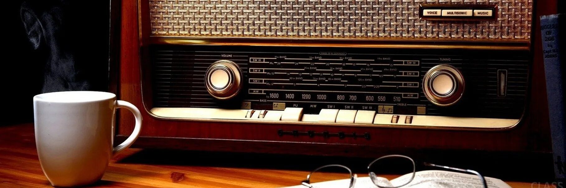 Музыкальный. Ночь радио картинки. Radio on Table. Мир первое доброе радио. Что сейчас звучит на радио