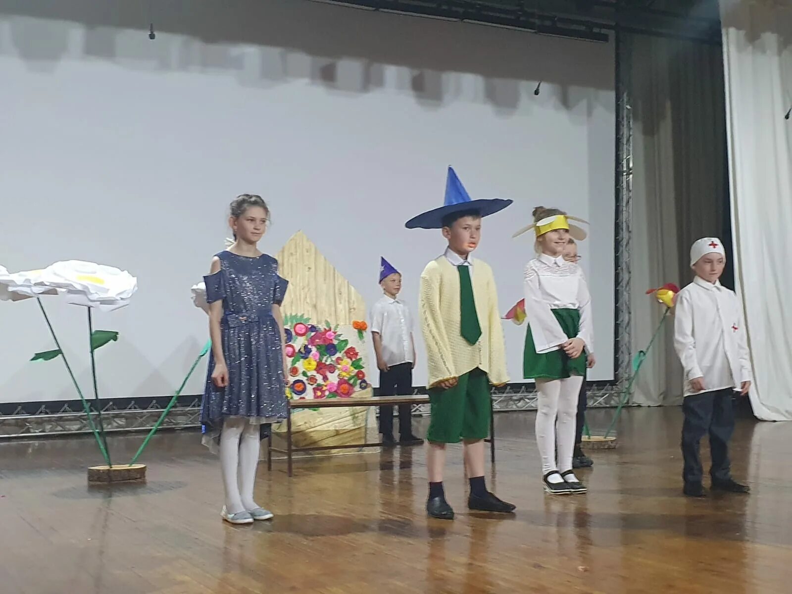 Конкурс театрализованных постановок. Театр мельпомена оренбург. Конкурс театральных постановок. Детский театральный конкурс золотой гусь. Детский коллектив звездочки.