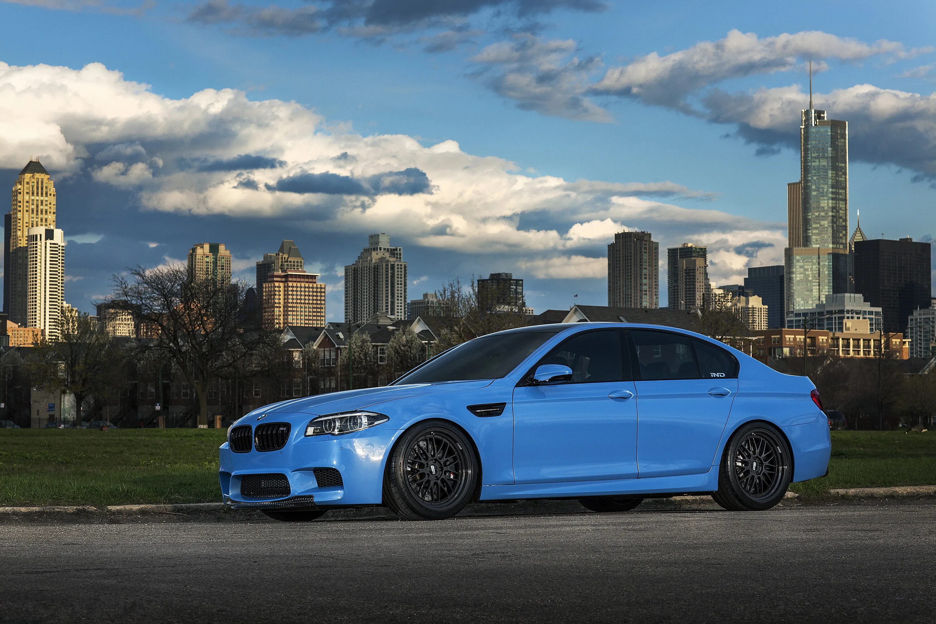 BMW m5 f10. BMW m5 f10 синяя. BMW m5 f10 m5. БМВ м5 синяя. Суета на ф90