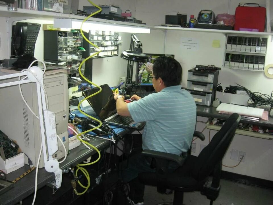 техобслуживание компьютера. многоканальные телекоммуникационные системы. системный администратор. профессия it специалист. информационные технологии и программирование.