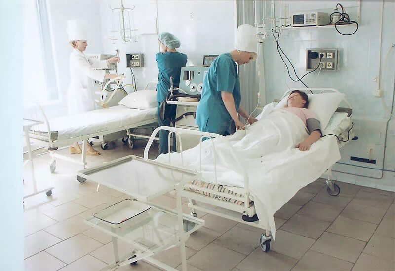 Реанимация после операции. Пациент лежит в реанимации. В больнице после операции. Реанимационная палата после операции.