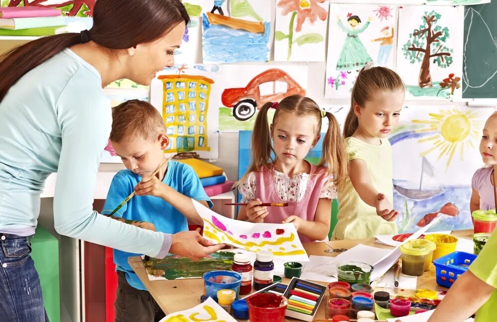 Дети в детском саду. Дети на занятии в детском саду. Эстетическое воспитание дошкольников. Занятия дом воспитатель. Воспитатель и дети в детском саду.